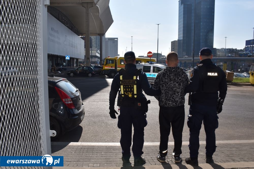Prowadzenie zatrzymanego | fot. ksp.policja.gov.pl