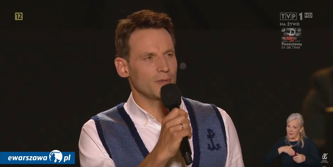 Tomasz Wolny prowadzi koncert "Warszawiacy śpiewają (nie)zakazane piosenki" | fot. youtube.com/@1944pl