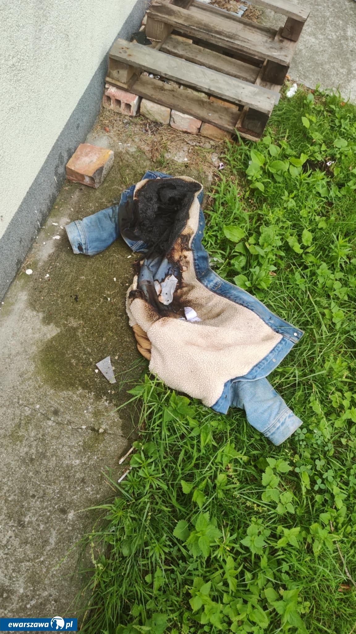 spalona kurtka pod kawiarnią w Pruszkowie | fot. facebook.com/KawiarniaSzczesliwaSiodemka