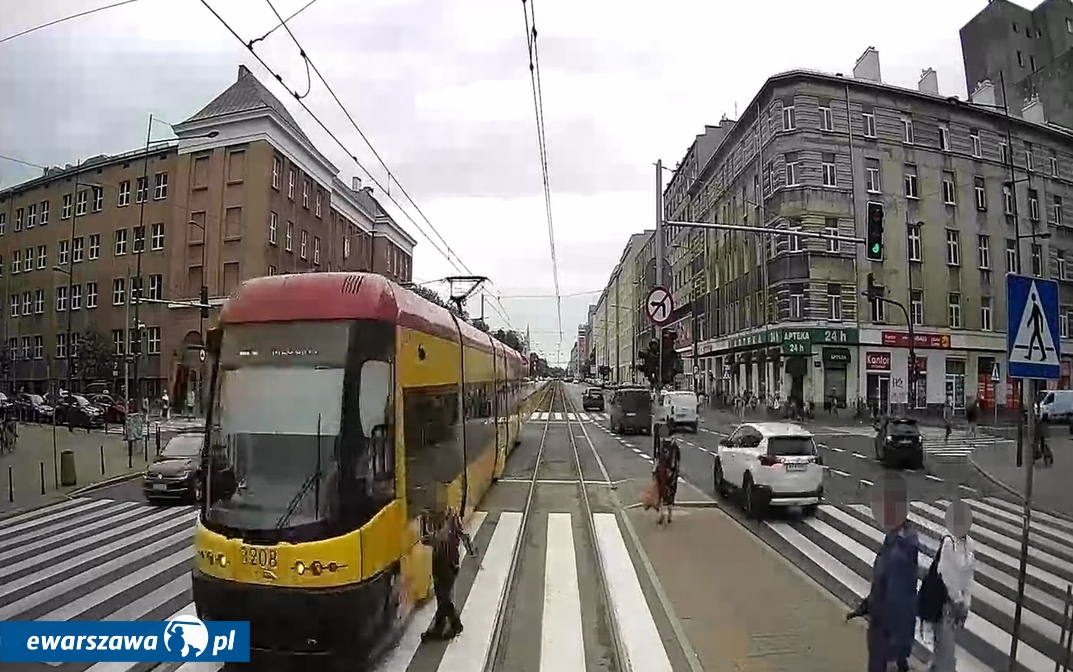 Wpatrzony w smartfon mężczyzna idzie w kierunku nadjężdzającego tramwaju | fot. Tramwaje Warszawskie/facebook