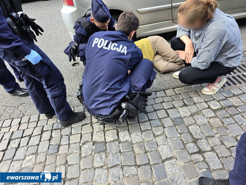 policja pomaga ludziom na uroczystościach związanych z zaprzysiężeniem Karola Nawrockiego | fot. ksp.policja.gov.pl