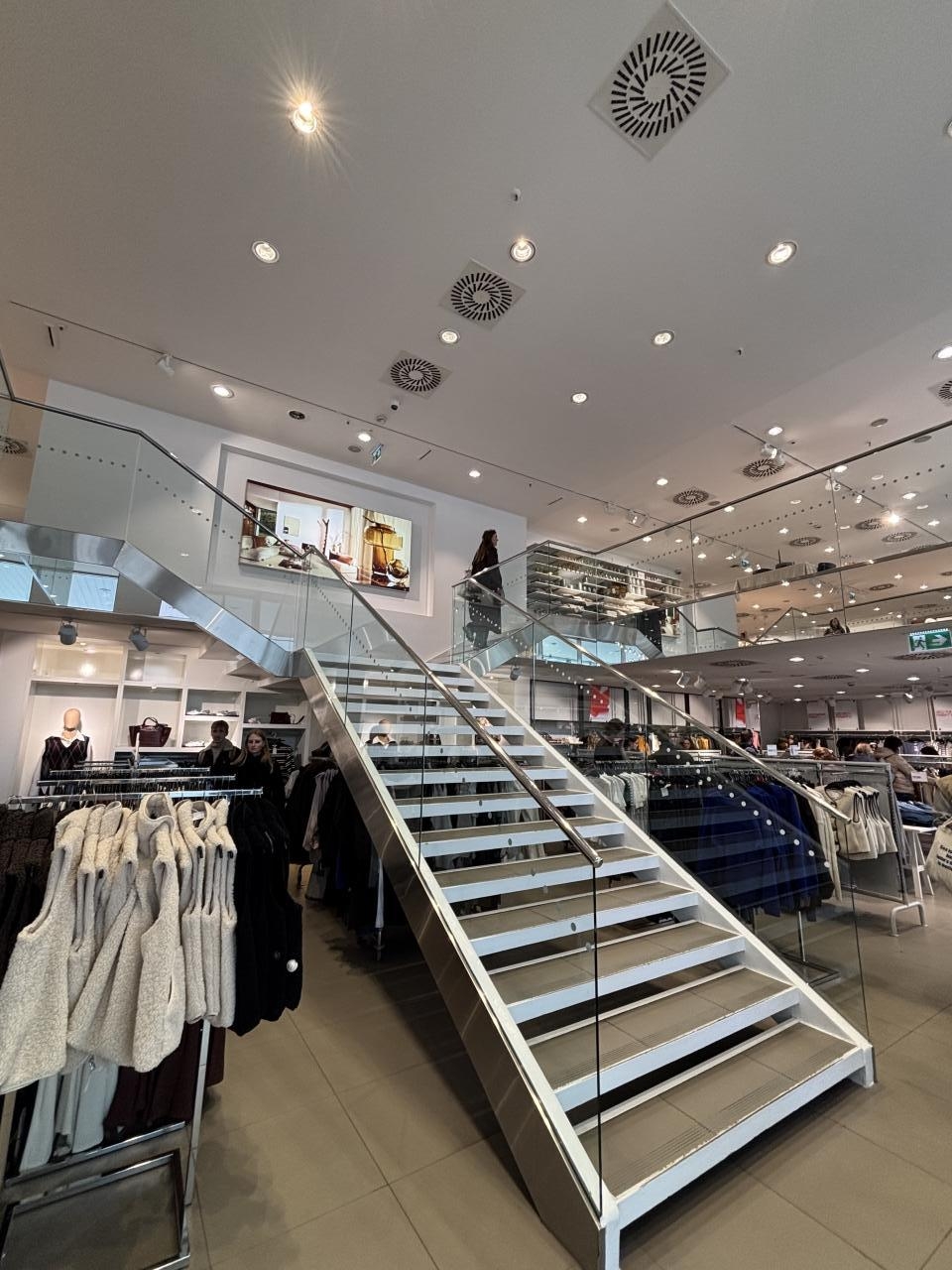 H&M przy ul. Marszałkowskiej w Warszawie | fot. Bartosz Pańczyk