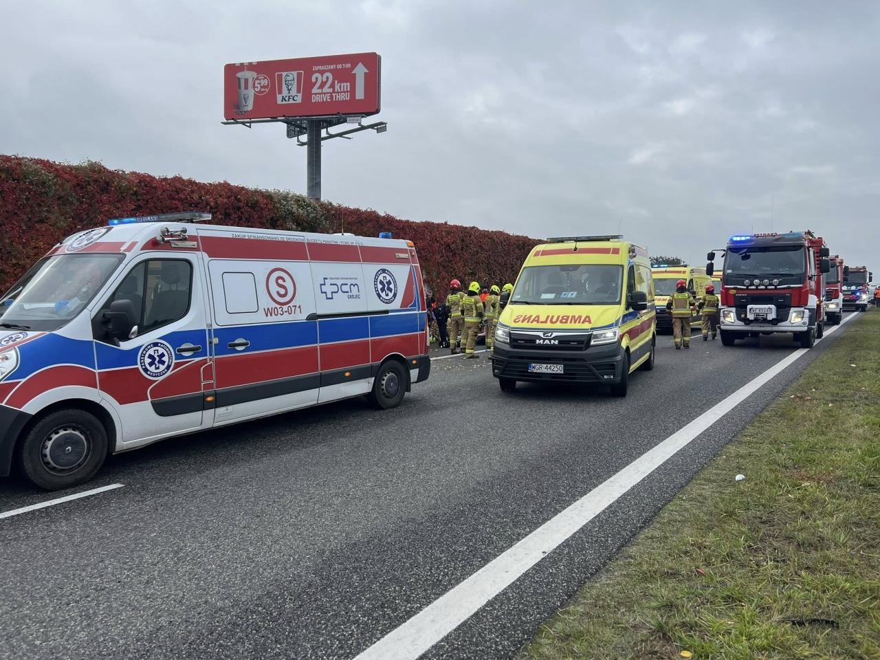 bus wpadł do rowu | fot. Ochotnicza Straż Pożarna w Grójcu -KSRG