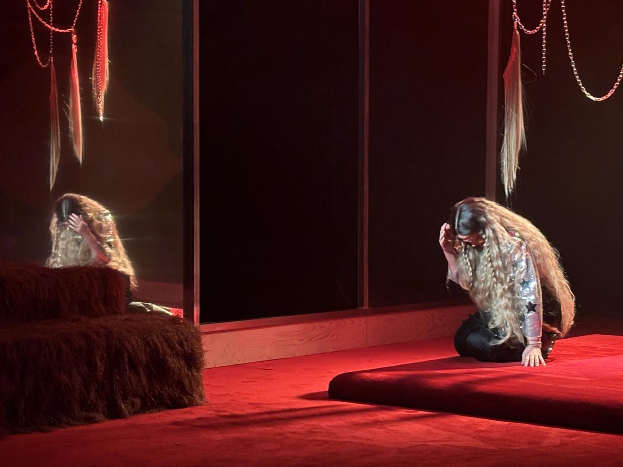 Dominika Ostałowska w spektaklu Teatru Studio "Nieśmiała dżokejka" | fot. Bartosz Pańczyk
