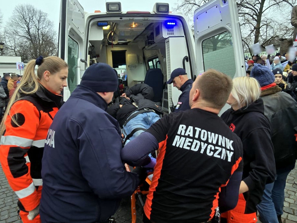 mężczyzna zasłabł na manifestacji w Warszawie | fot. ksp.policja.gov.pl