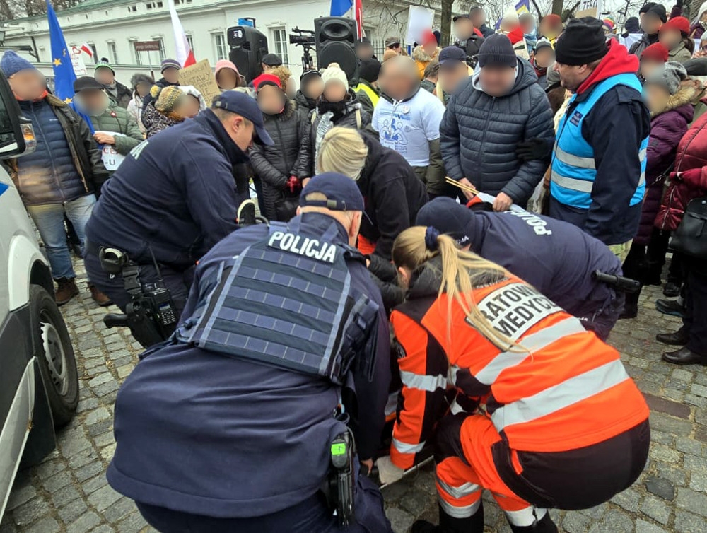 mężczyzna zasłabł na manifestacji w Warszawie | fot. ksp.policja.gov.pl