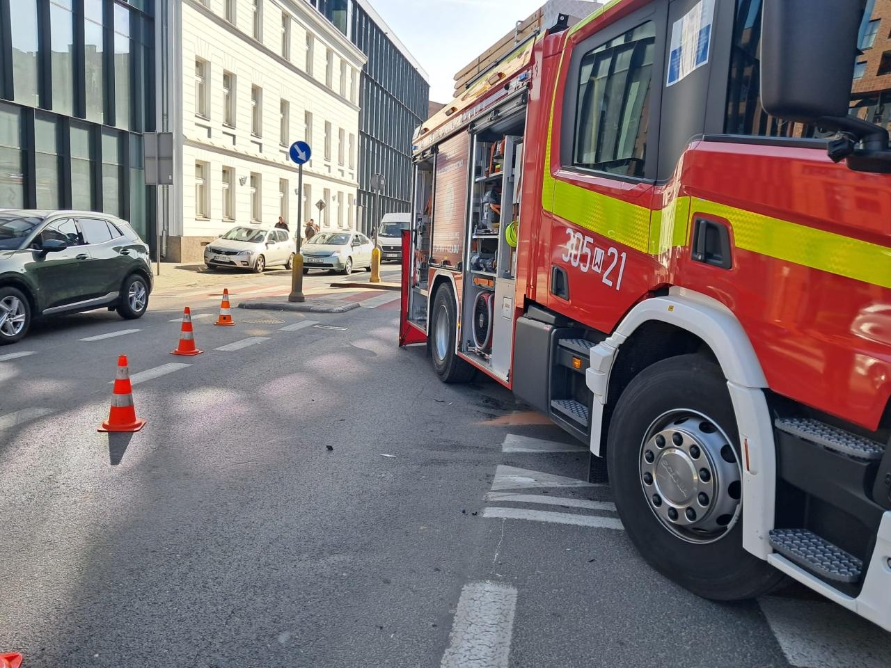 Skuter zderzył się z autem przy ul. Szwedzkiej w Warszawie | fot. facebook.com/kmpspwarszawa