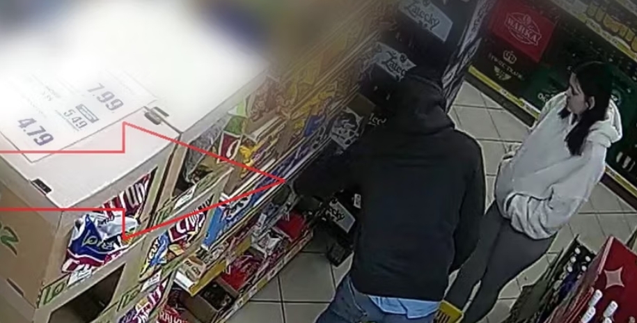 poszukiwana para, która ukradła towar z supermaketu w Mławie | fot. mazowiecka.policja.gov.pl