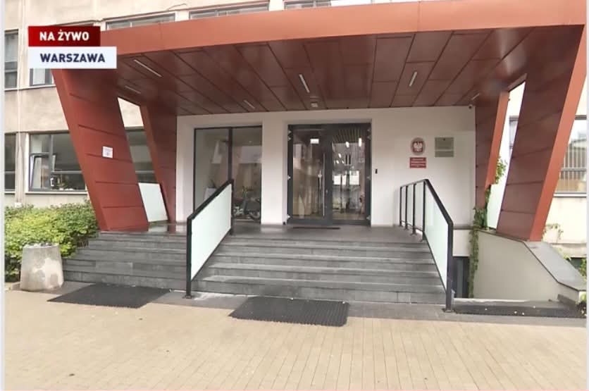 szkoła przy ul. Mińskiej w Warszawie, w której doszło do ataku nożowniczki | fot. screen: TVP Info
